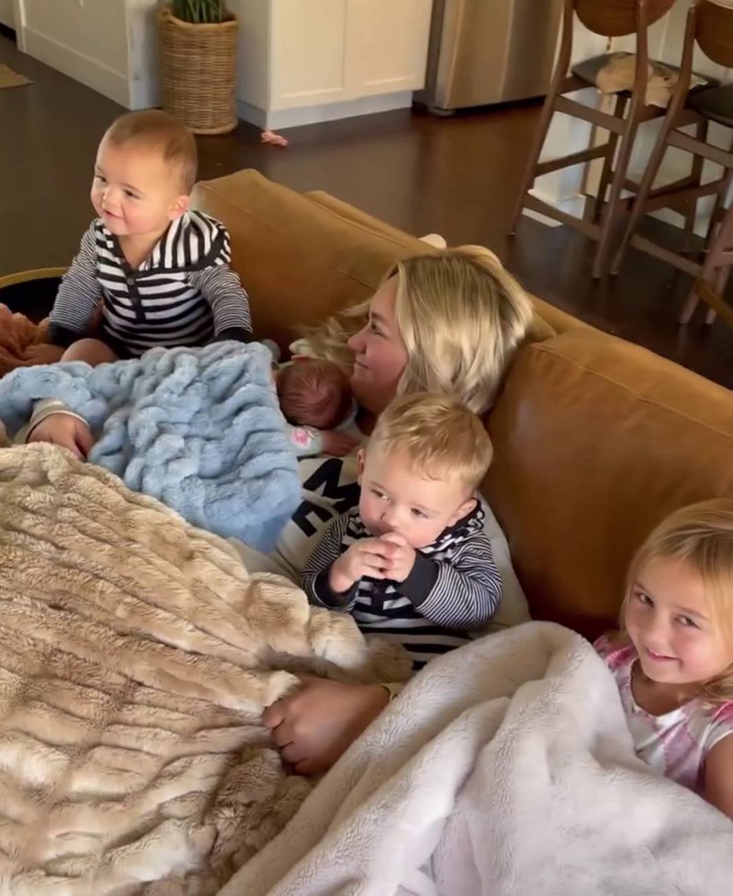 56 yaşındaki kadın, torununu doğurdu 16